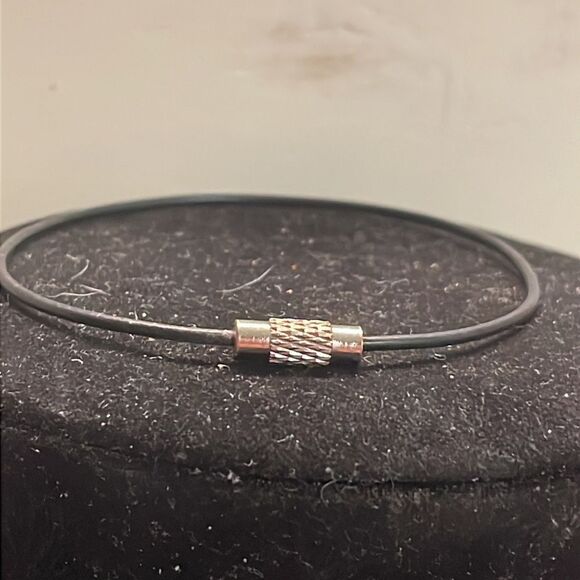 7” black metallic bangle bracelet w/0.5” silver tone diamond etched charm - Picture 2 of 8